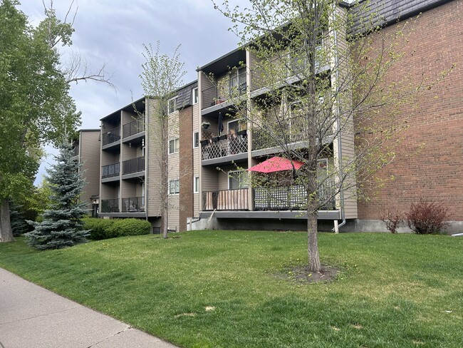 Front of building - 2508 17 St SW