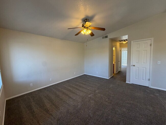 Foto del edificio - DARLING TWO BEDROOM FOR RENT!