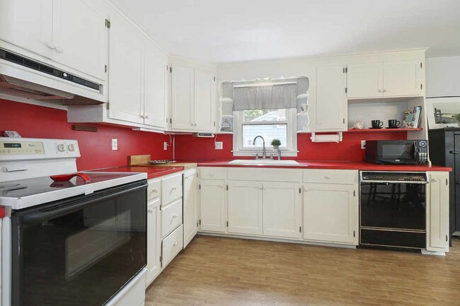 Building Photo - 218 Davisville Rd