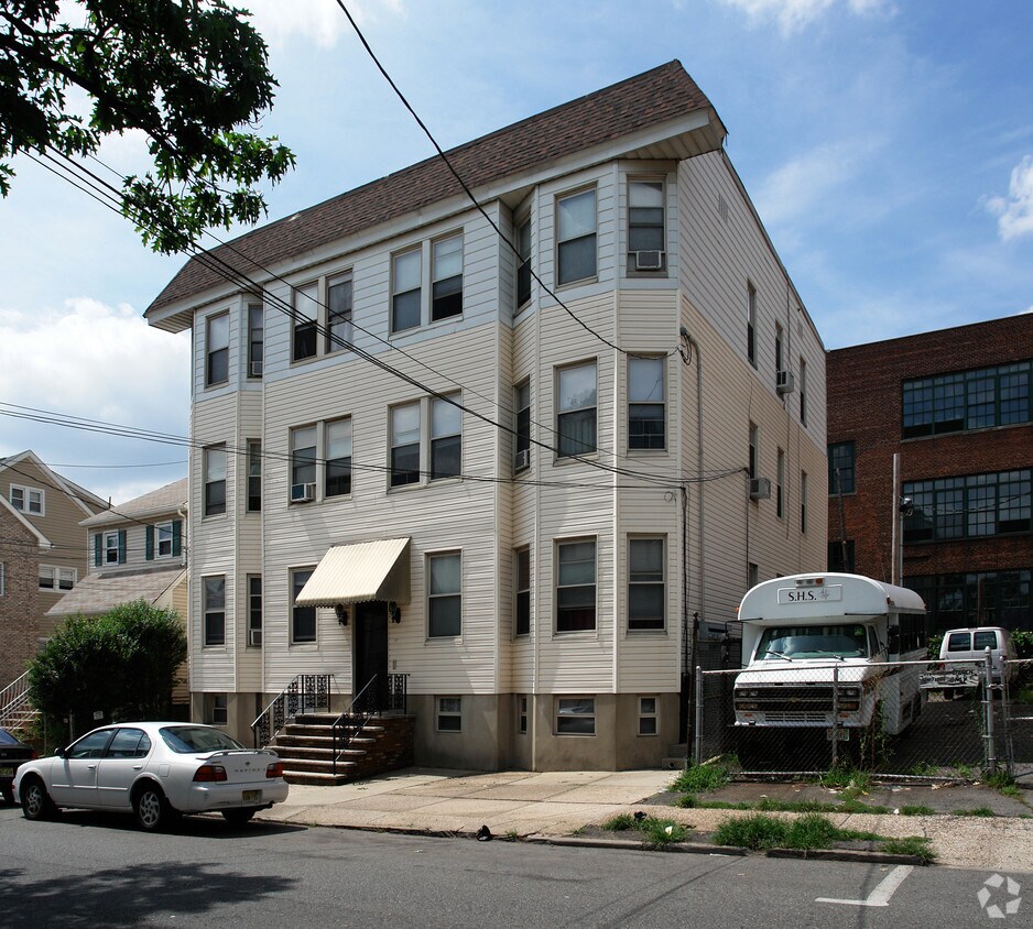 Building Photo - 103-105 Devon St