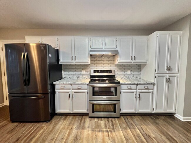Building Photo - 3 Bed, 2 Bath Home w/ 2 Car Garage w/ Fenc...