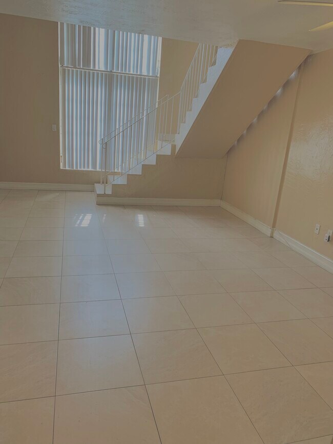 Área de sala comedor - 10901 N Kendall Dr