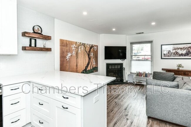 Building Photo - 1110 N Randolph St