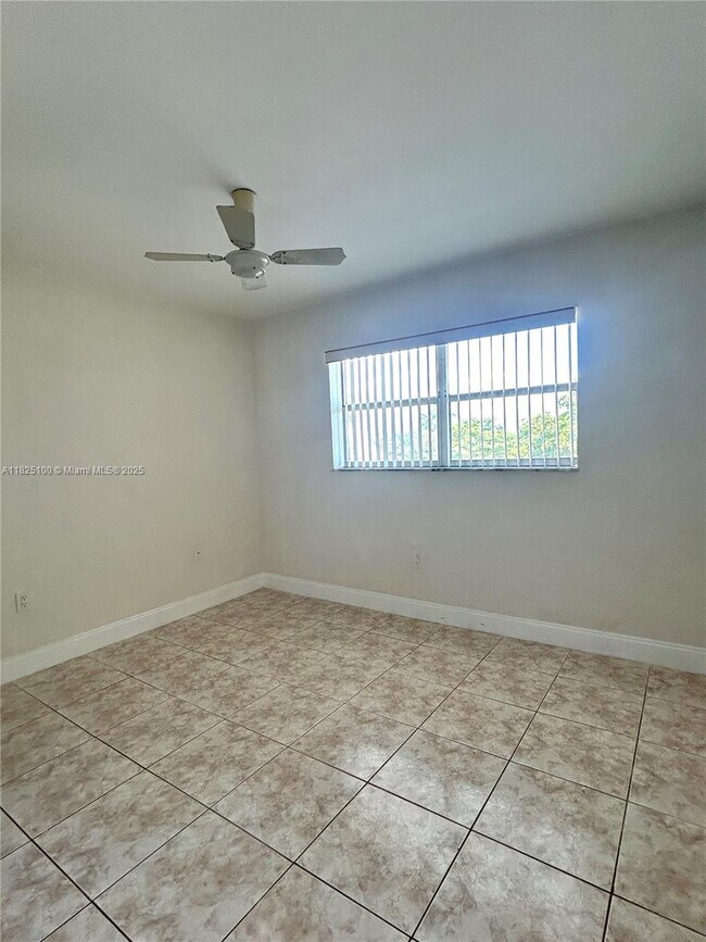 Foto del edificio - 8350 Sunrise Lakes Blvd