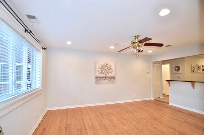 Building Photo - 1429 W Jarvis Ave