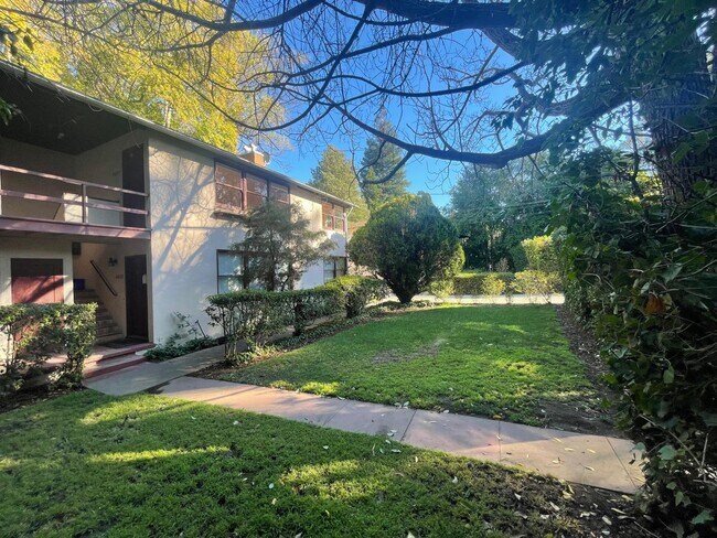 Foto del edificio - 1675 Woodland Ave