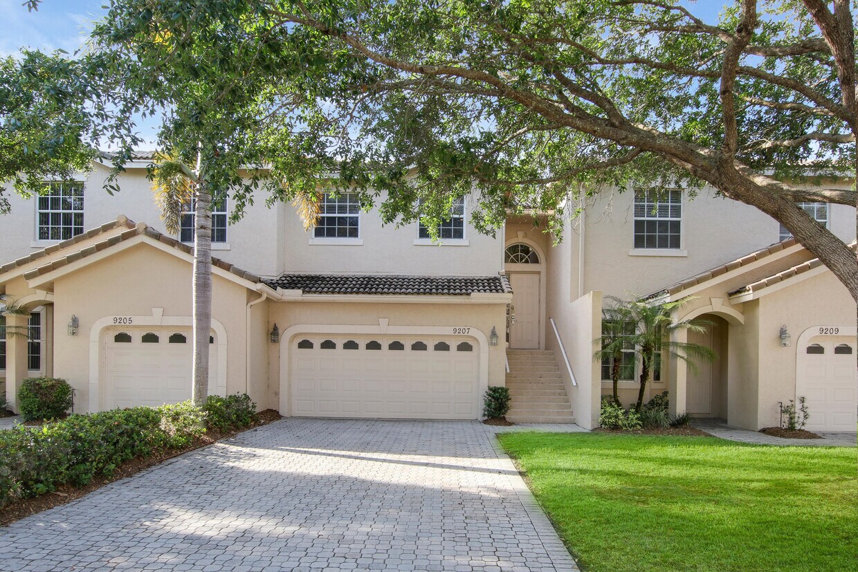 Foto principal - 9207 Wentworth Ln