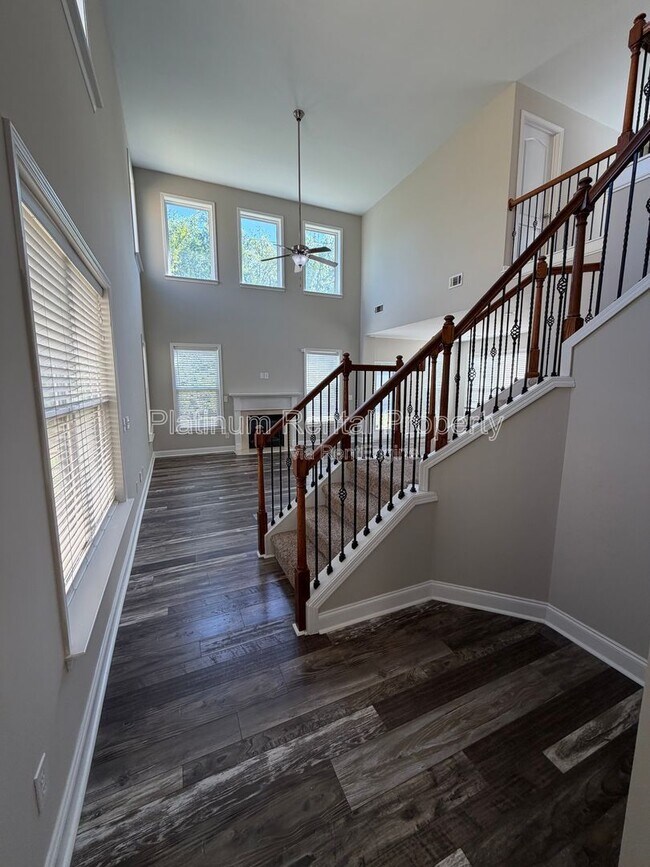 Foto del edificio - 5555 Falls Landing Dr