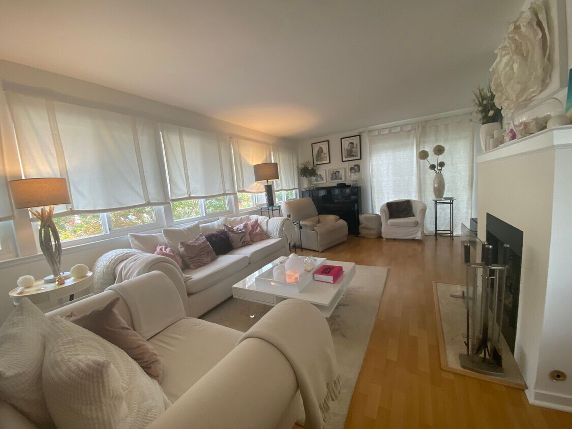 Primary Photo - Beautiful Furnished/Unfurnished Luxurious ...