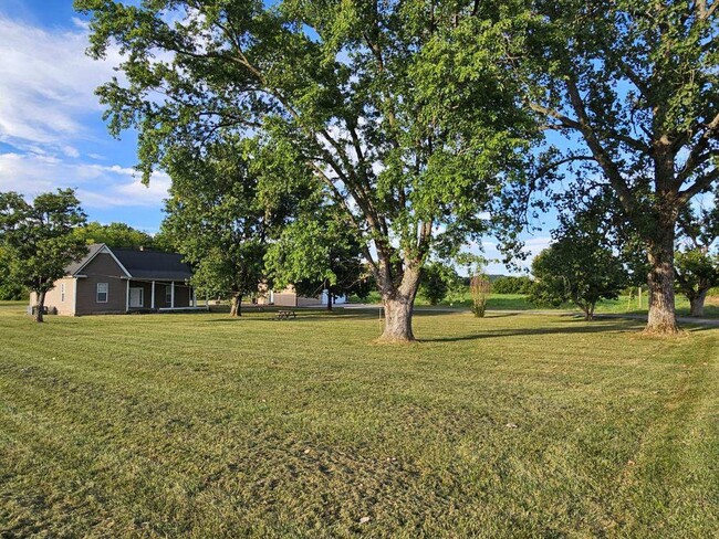 Building Photo - Beautiful 3 Bedroom 2 Bathroom 1900s Farm ...