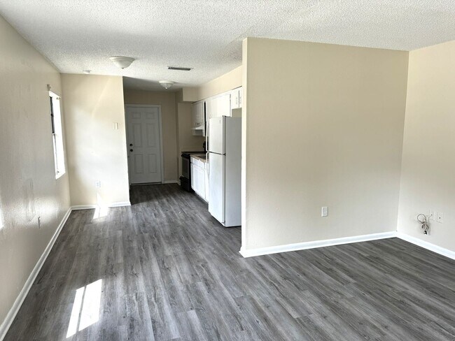 Building Photo - Lakeland 2BR/1BA Apartment! HUGE BEDROOMS!...
