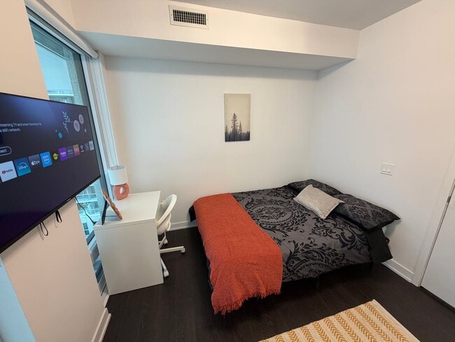 Photo du bâtiment - Premium Deluxe Room ? St Patrick St & Dundas St W