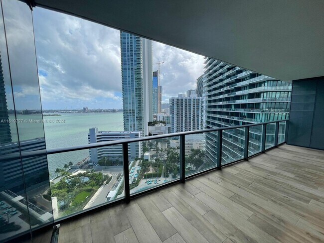 Foto del edificio - 650 NE 32nd St