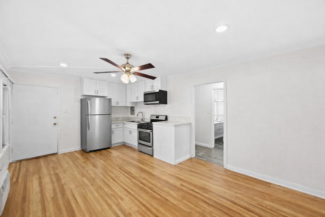 Building Photo - BRIGHT & SPACIOUS | 1 BED 1 BATH | FULL KITCHEN & PARKING INCLUDED