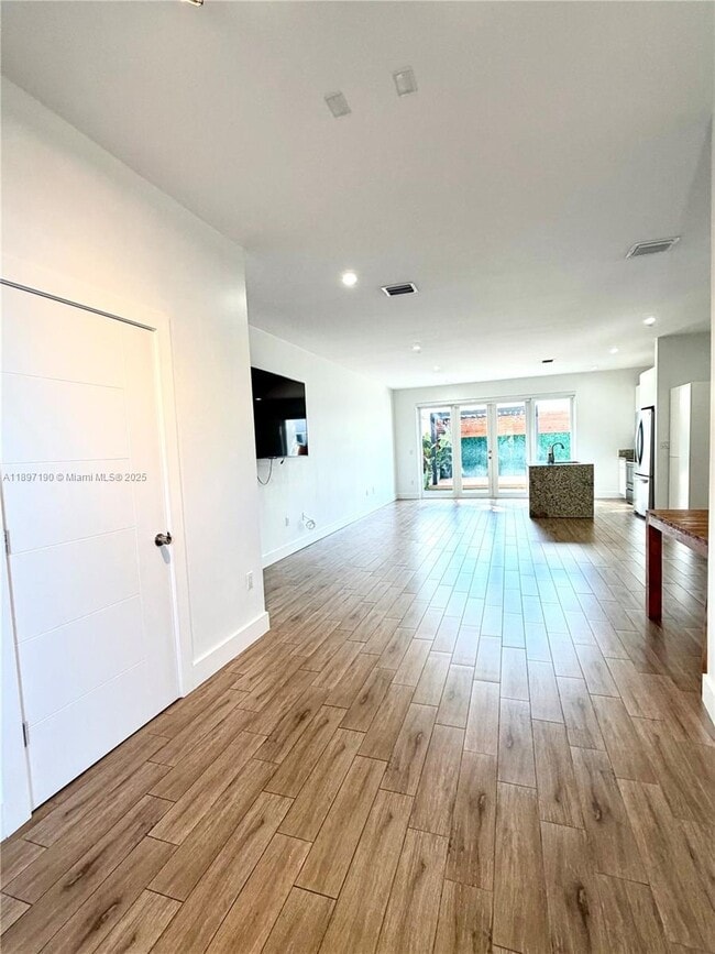 Building Photo - 918 NW 23rd Ct