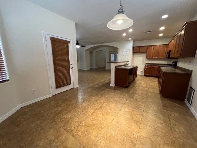 Foto del edificio - Great Chandler home 4 beds 3 baths