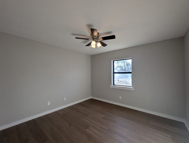 Building Photo - 2/1 Remodeled Apartments in Cave City
