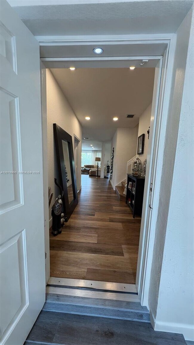 Foto del edificio - 6691 NW 107 Ct