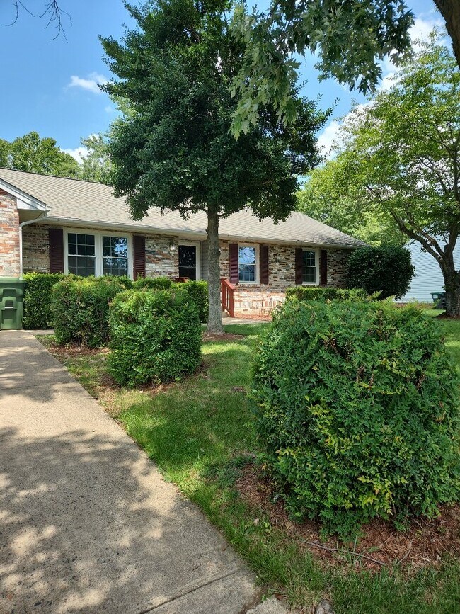 Foto del edificio - Charming 3-Bedroom Home with 2 Full Baths ...