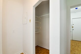 Building Photo - 3250 Av. Van Horne