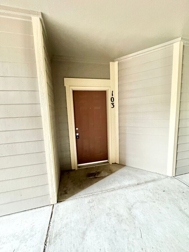 Building Photo - 2450 Windrow Dr