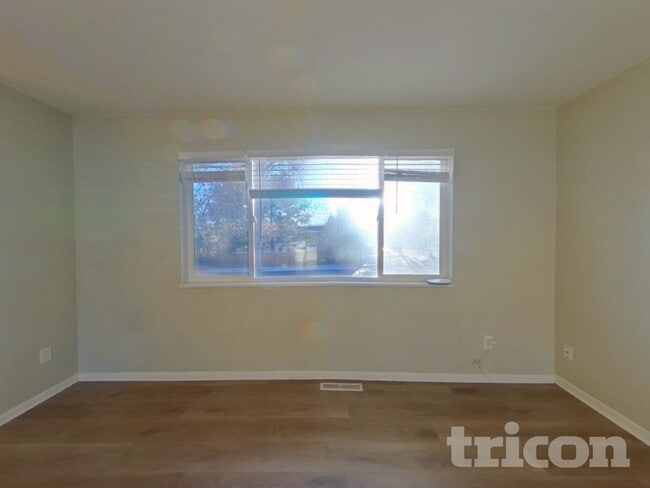 Building Photo - 4985 Montebello Dr