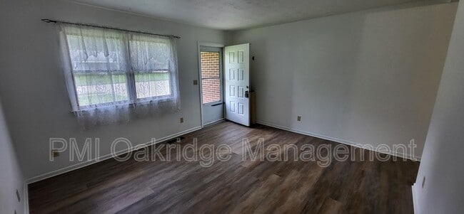 Building Photo - 207 Debbie Dr