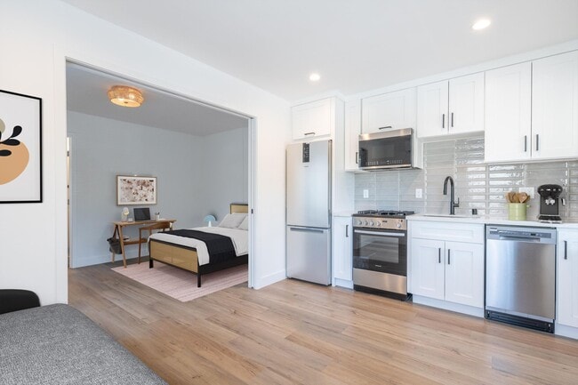 Building Photo - 459 S Van Ness Ave