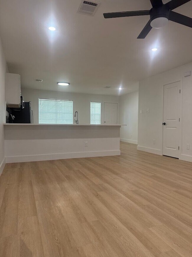 Foto del edificio - River Crossing Townhome - Brand New Finish Out