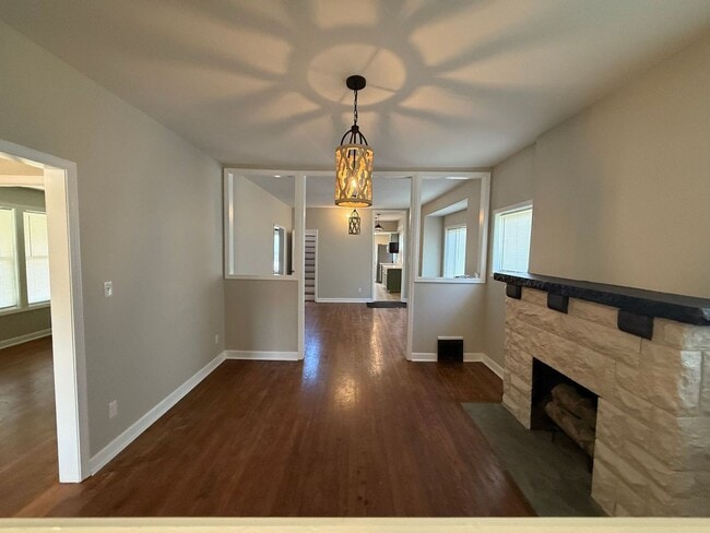 Building Photo - Adorable Home Available