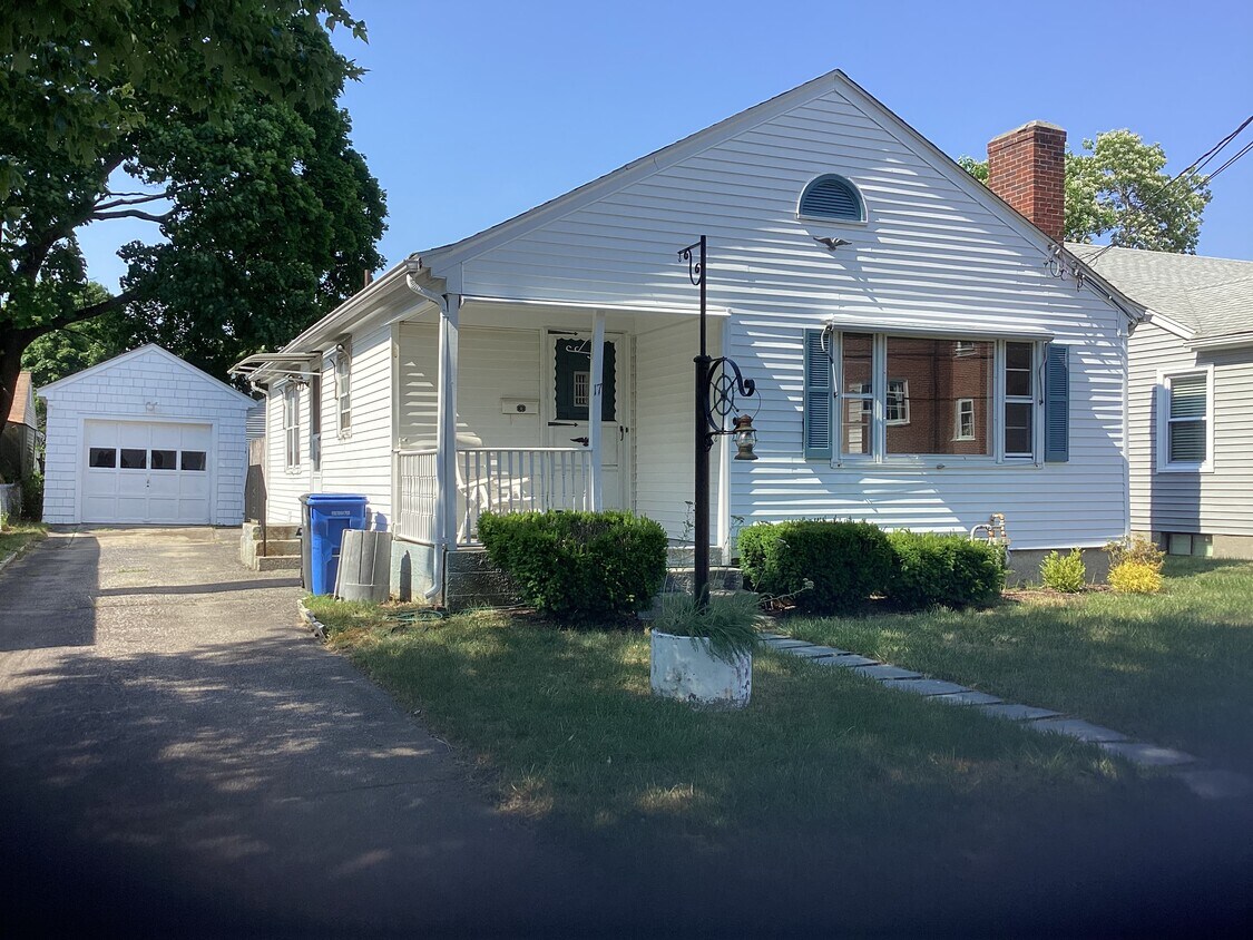 Primary Photo - 17 Colonial Ave