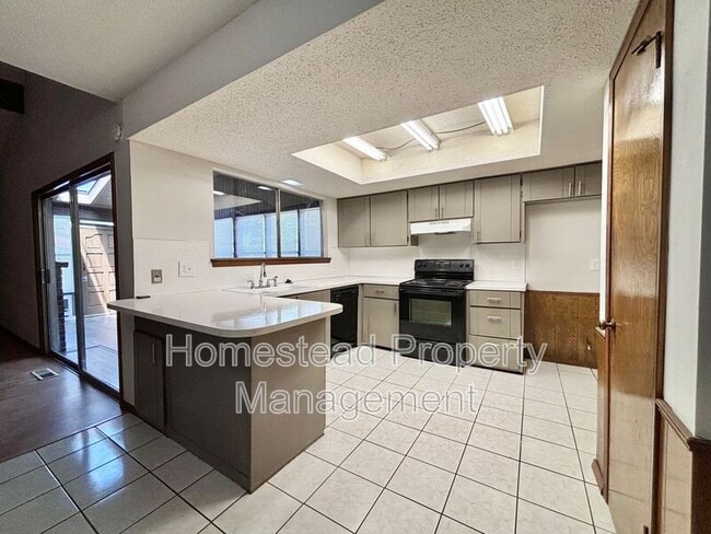 Building Photo - 701 N Meadow Ln