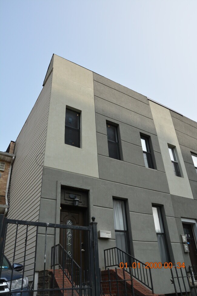 Building Photo - 393 Sumpter St
