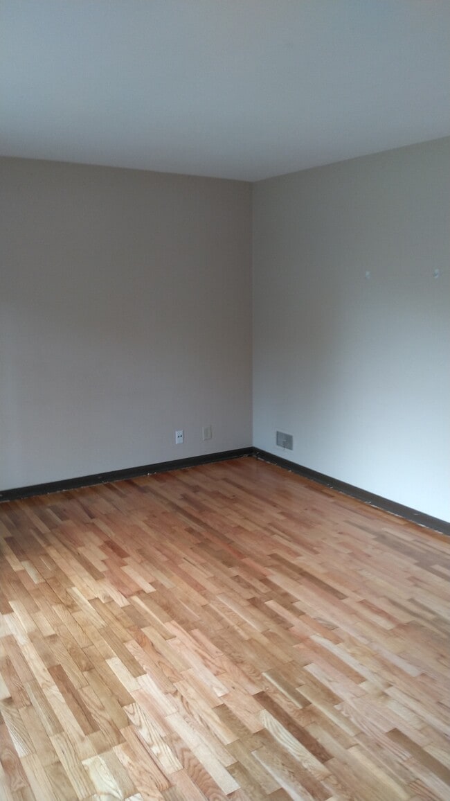 Living room - 1537 Linden St