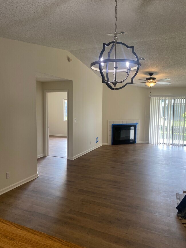 Building Photo - 7701 Baymeadows Cir W