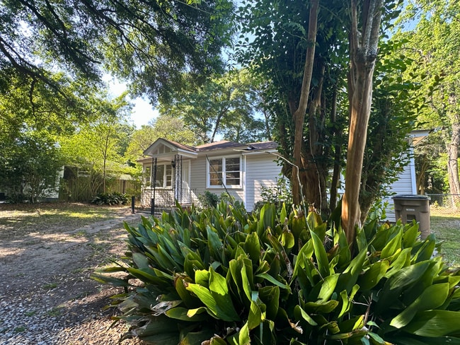 Foto del edificio - 5207 Azalea Cir S