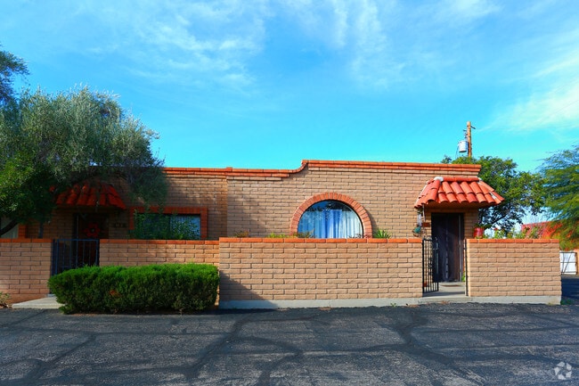 Building Photo - Villa Feliz