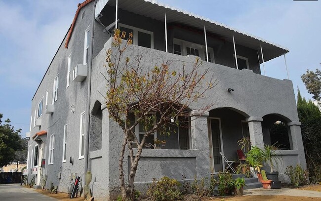 Building Photo - Located in the heart of West Adams, Upper ...