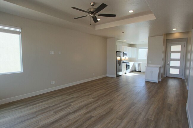 Foto del edificio - LIKE NEW: 2170+ SQFT and majestic VIEWS  3 Br 2.5 Ba 2 Car garage