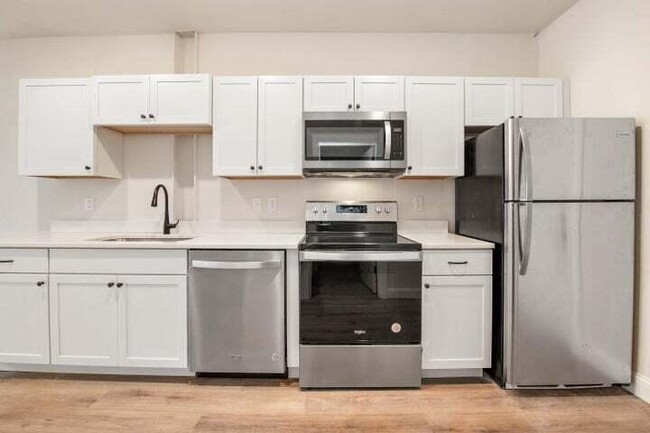 Foto del edificio - 2577 N Downer Ave