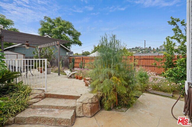 Foto del edificio - 6122 Strickland Ave