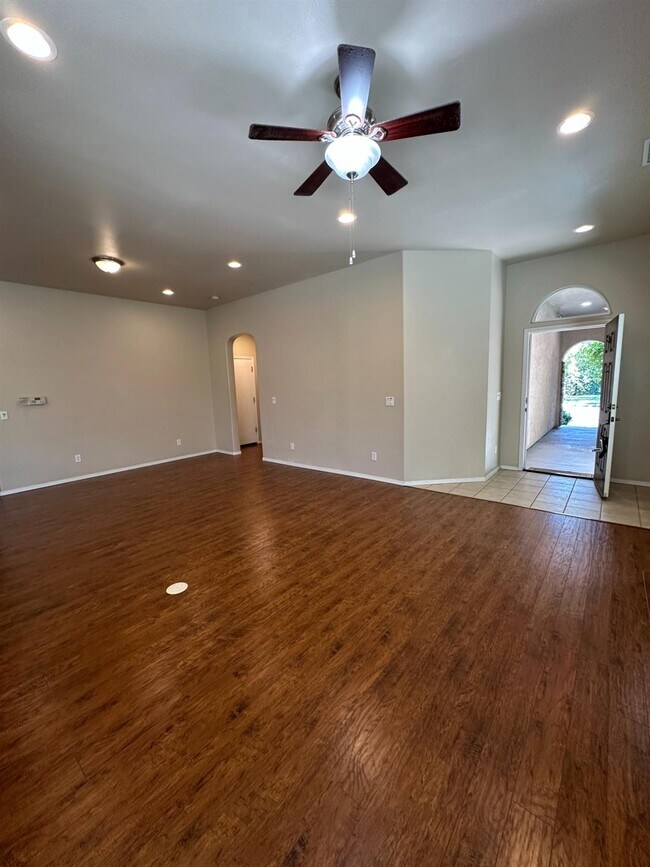 Foto del edificio - 5541 N Plum Ln