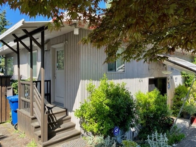 Building Photo - North Queen Anne Duplex