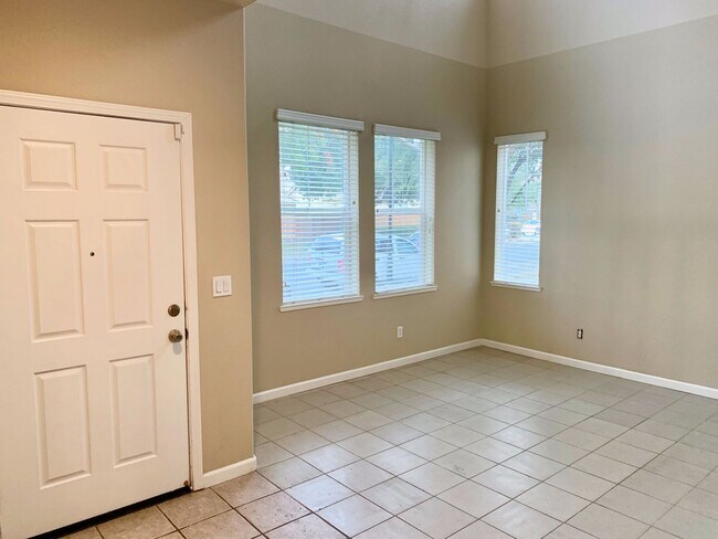 Foto del edificio - Beautiful Brentwood home with bed and full bath downstairs