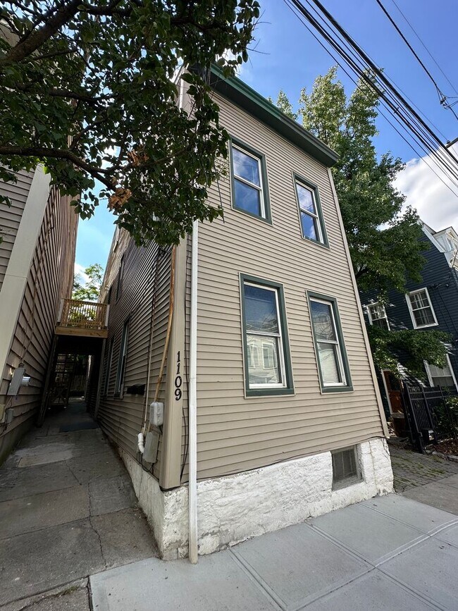Building Photo - 1109 Belvedere St