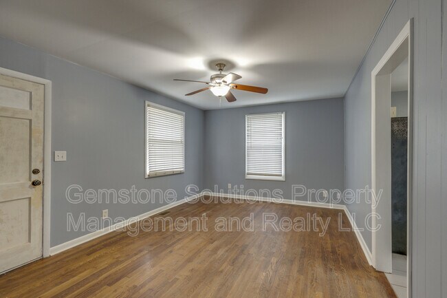 Building Photo - 2403 Hammond Dr
