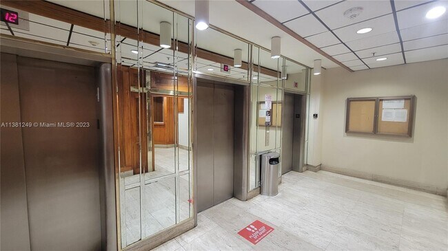 Building Photo - 905 Brickell Bay Dr