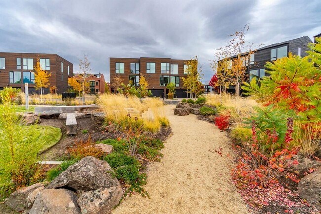 Foto del edificio - 3 Bedroom 3.5 Bath River Views - Walk to Old Mill