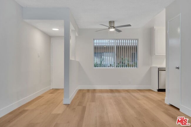 Building Photo - 1110 S Oakhurst Dr