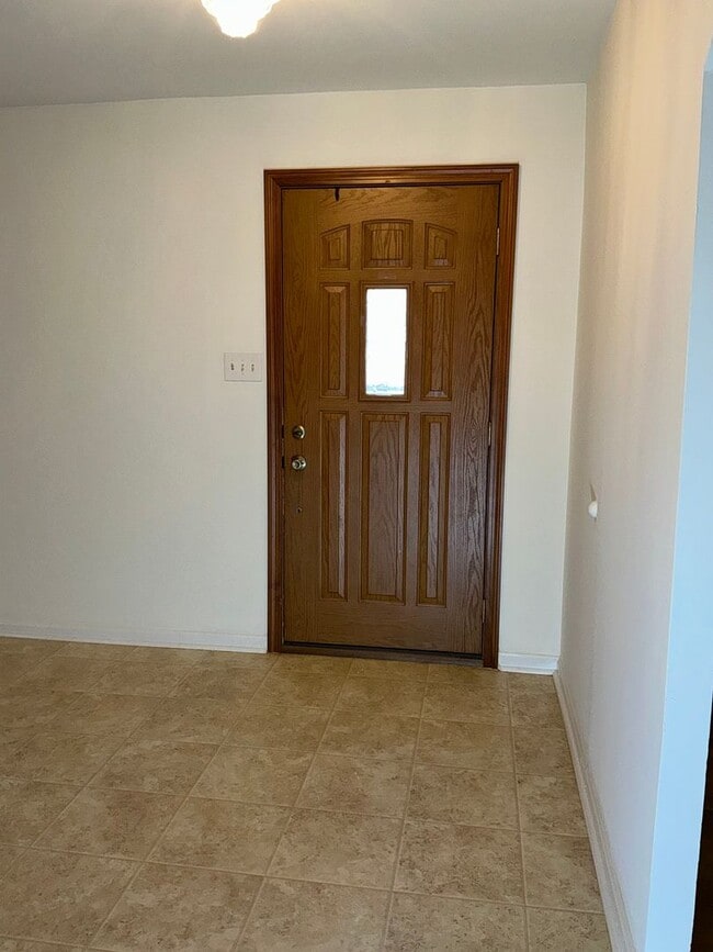 Foto del edificio - Very well maintained 4BR 2.5BA Colonial mo...